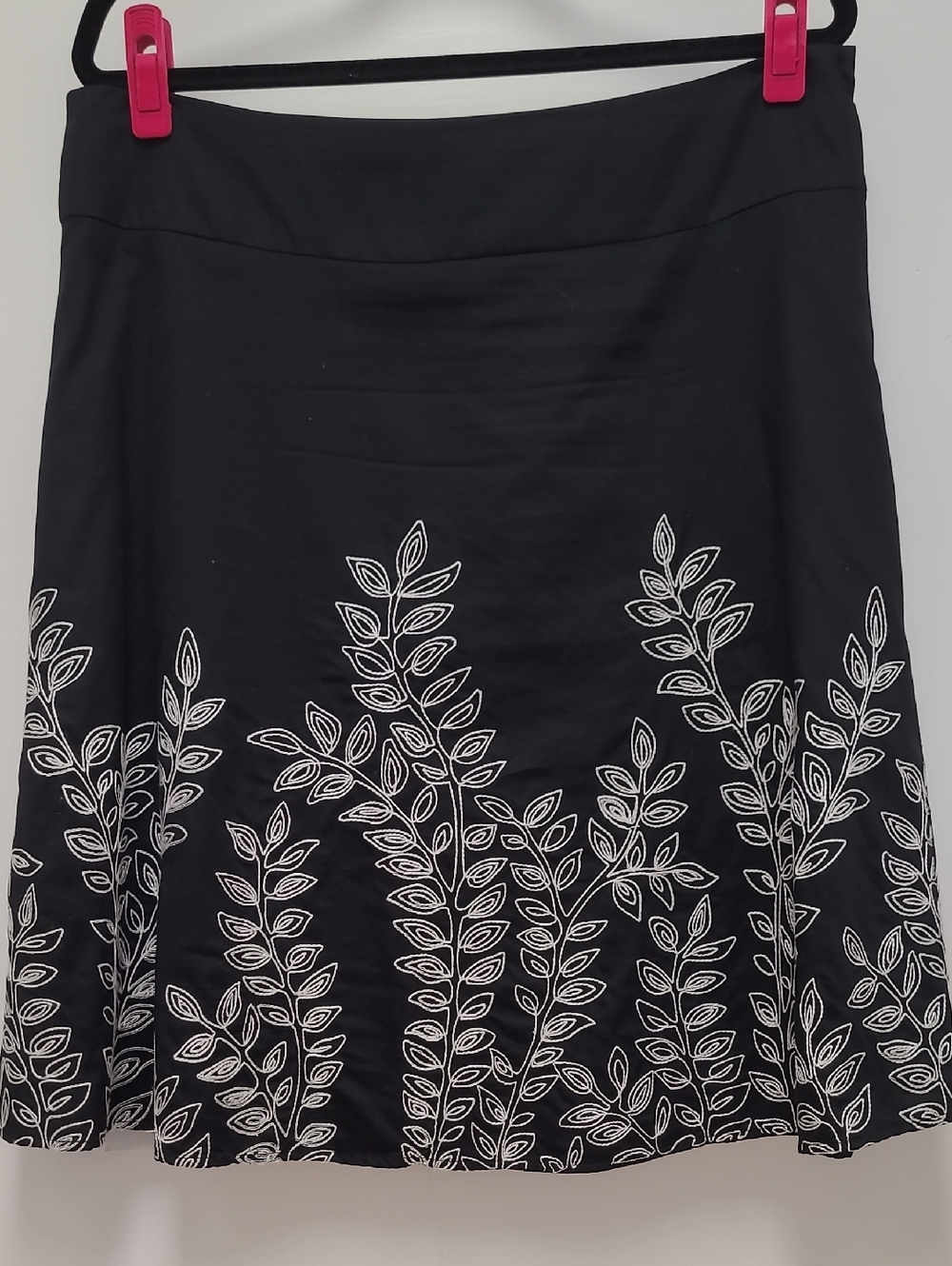 le chateau Black A-Line Skirt with White Leaf Embroidery